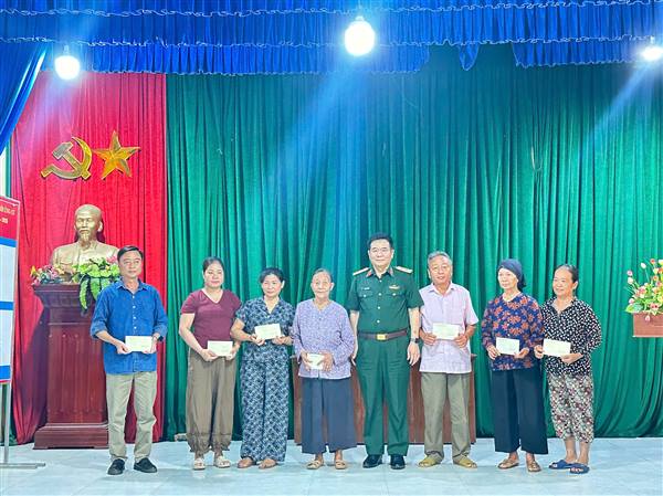 Trung tướng, Phó Giáo sư, Tiến sĩ Nguyễn Đức Lợi - Chính ủy Tổng cục II, Bộ Quốc Phòng tặng quà cho các thương, bệnh binh, thân nhân liệt sỹ có hoàn cảnh khó khăn trên địa bàn thôn Vĩnh Hồng