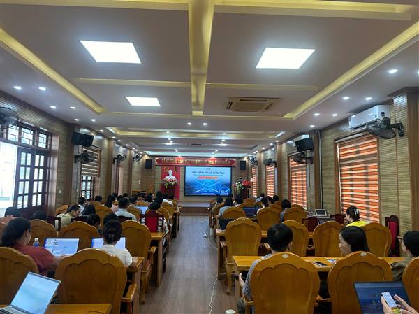 UBND xã tổ chức Hội nghị tập huấn chuyển đổi số trong quản lý nhà nước năm 2026