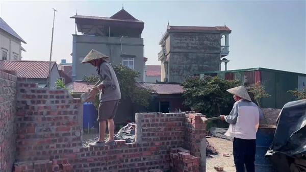 Hộ gia đình ông Lê Đức Nam (thôn Lý Đông) tự tháo dỡ công trình xây dựng trái phép trên đất công do UBND xã quản lý, trả lại hiện trạng ban đầu của thửa đất