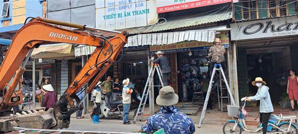 Tin ảnh: Các hộ gia đình tích cực phối hợp với Lực lượng chức năng tiến hành giả tỏa khu vực vỉa hè hai bên tuyến đường Quang Trung
