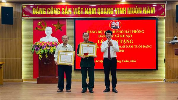 Đảng bộ xã Kẻ Sặt tổ chức Lễ trao tặng Huy hiệu Đảng đợt 02/09 cho 134 Đảng viên
