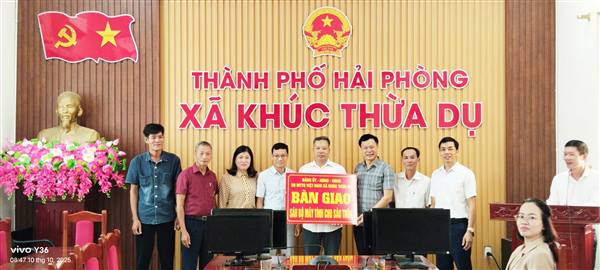 XÃ KHÚC THỪA DỤ BÀN GIAO MÁY TÍNH CHO CÁC THÔN.