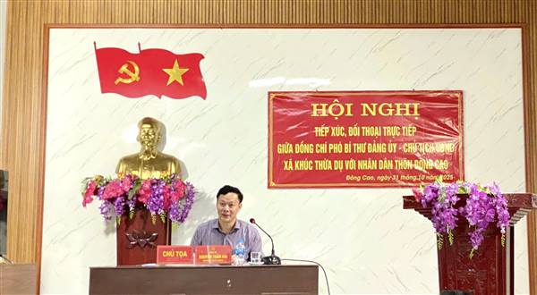 ĐỒNG CHÍ CHỦ TỊCH UBND XÃ KHÚC THỪA DỤ ĐỐI THOẠI VỚI NHÂN DÂN THÔN ĐÔNG CAO.