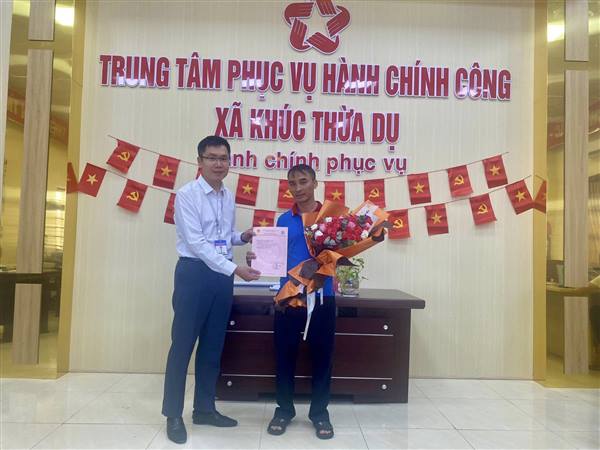 Trao giấy chứng nhận quyền sử dụng đất lần đầu cho công dân tại thôn Bồng Lai, xã Khúc Thừa Dụ, thành phố Hải Phòng 