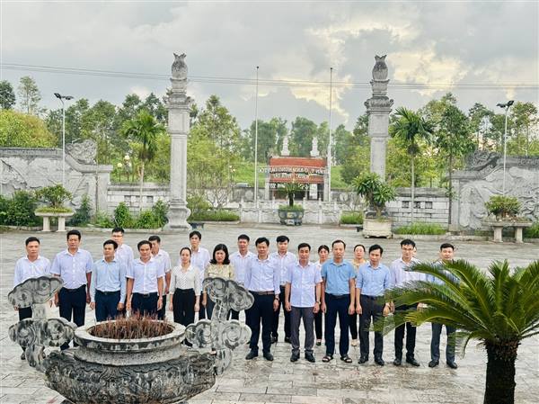 BCH ĐẢNG BỘ XÃ DÂNG HƯƠNG, DÂNG HOA TẠI MỘT SỐ DI TÍCH LỊCH SỬ VÀ NGHĨA TRANG LIỆT SỸ TRƯỚC THỀM ĐẠI HỘI ĐẢNG BỘ XÃ LẦN THỨ I, NHIỆM KỲ 2025 – 2030.