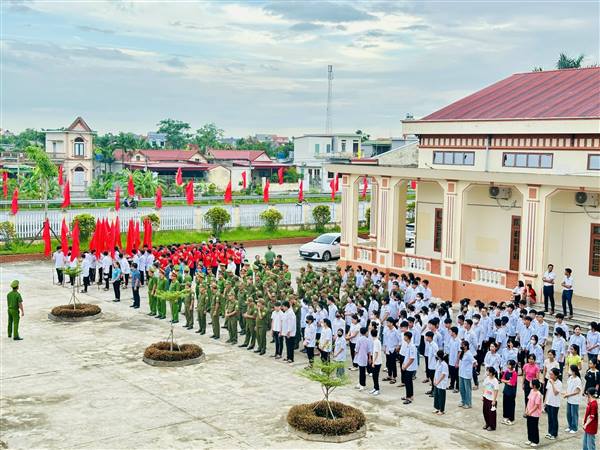 GẦN 800 NGƯỜI XÃ KHÚC THỪA DỤ THAM GIA CHƯƠNG TRÌNH  “ CÙNG VIỆT NAM TIẾN BƯỚC”