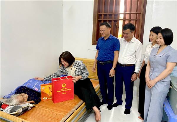 Xã Khúc Thừa Dụ thăm, tặng quà Bà mẹ Việt Nam Anh hùng nhân dịp 30/4