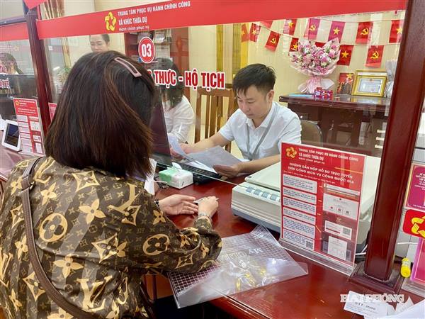 Mô hình '5 phút lấy ngay' và 'Ngày không hẹn' tại Trung tâm Phục vụ hành chính công xã Khúc Thừa Dụ giúp giải quyết nhanh nhiều thủ tục hành chính