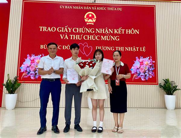 UBND xã Khúc Thừa Dụ trao Giấy chứng nhận kết hôn theo mô hình “Ngày không hẹn”