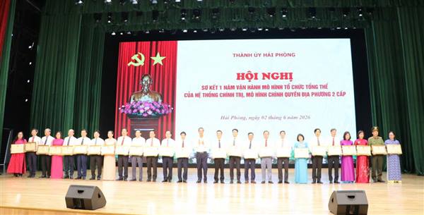 Đảng bộ, chính quyền và Nhân dân xã Khúc Thừa Dụ vinh dự được Chủ tịch UBND TP Hải Phòng tặng Bằng khen vì thành tích xuất sắc trong triển khai mô hình chính quyền địa phương 2 cấp.
