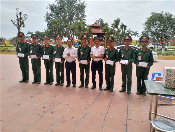 Lãnh đạo xã Khúc Thừa Dụ dự Lễ tuyên thệ chiến sĩ mới tại Trung đoàn 50