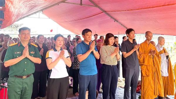 Xã Khúc Thừa Dụ tổ chức Lễ an phần mộ các Anh hùng liệt sĩ tại Nghĩa trang liệt sĩ Kiến Quốc (mới)
