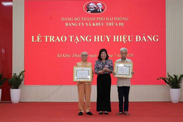 Xã Khúc Thừa Dụ trao Huy hiệu Đảng, sơ kết công tác lãnh đạo Đảng bộ 6 tháng đầu năm 2026.