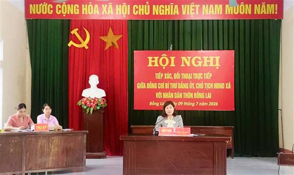 Đồng chí Bí thư Đảng ủy, Chủ tịch HĐND xã Khúc Thừa Dụ đối thoại trực tiếp với Nhân dân thôn Bồng Lai