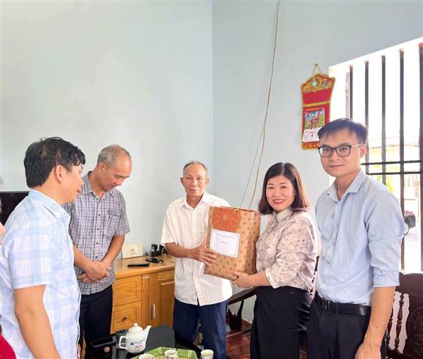 LÃNH ĐẠO XÃ KHÚC THỪA DỤ TRI ÂN NGƯỜI CÓ CÔNG NHÂN KỶ NIỆM 79 NĂM NGÀY THƯƠNG BINH - LIỆT SĨ