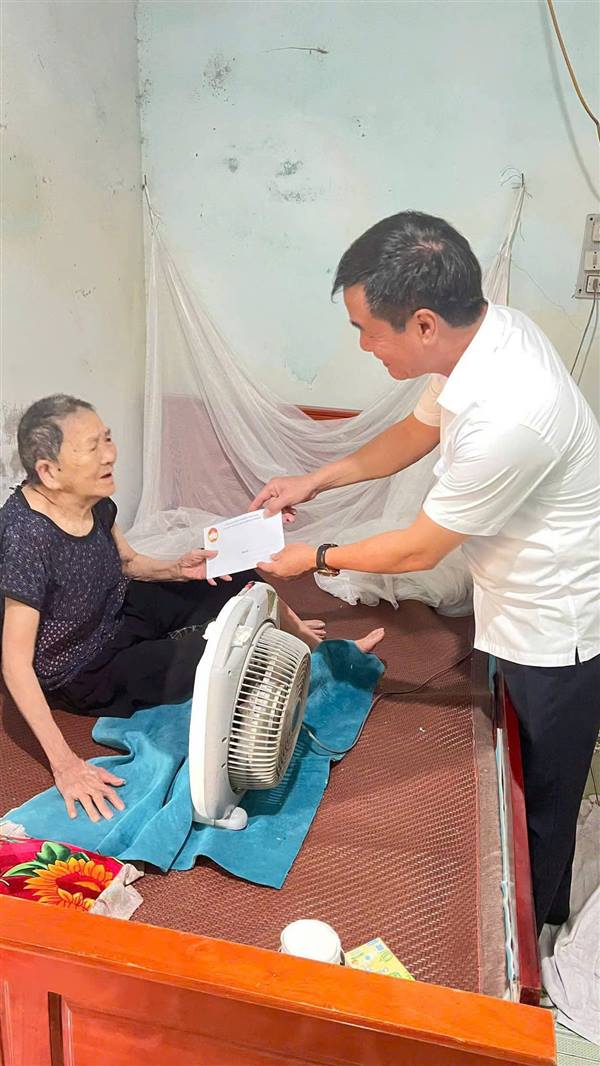 MTTQ xã Khúc Thừa Dụ thăm, tặng quà tri ân người có công với cách mạng