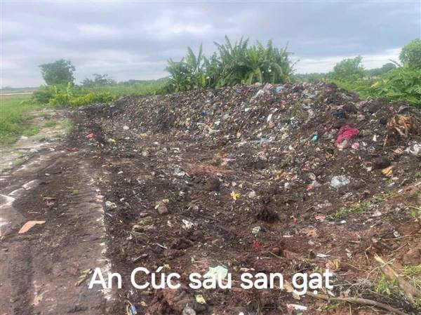 Xã Khúc Thừa Dụ tổ chức san gạt, thu dọn các bãi rác tập trung.