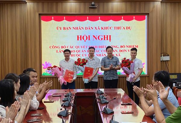 UBND xã Khúc Thừa Dụ công bố các Quyết định điều động, bổ nhiệm cán bộ lãnh đạo, quản lý