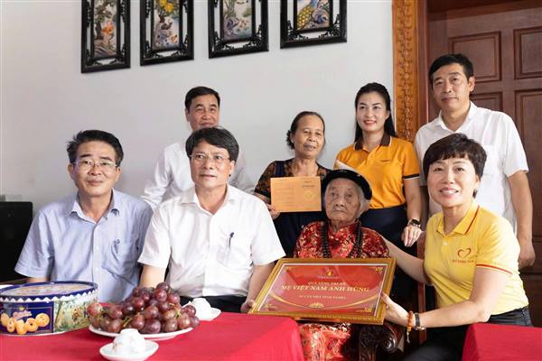 Trao tặng sổ tiết kiệm 800 triệu đồng cho Mẹ Việt Nam Anh hùng tại xã Khúc Thừa Dụ