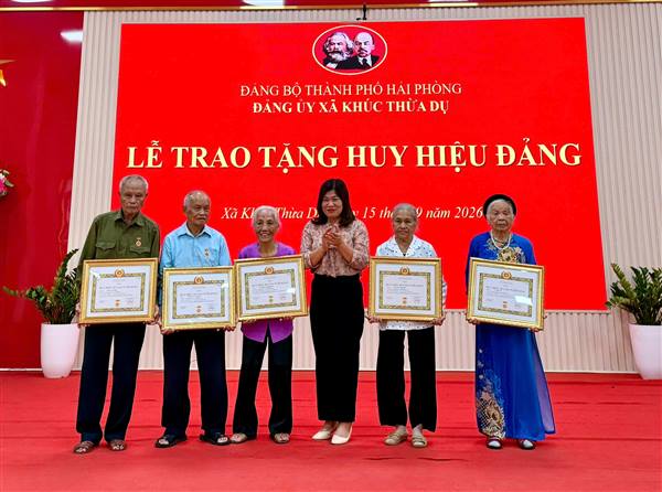 Xã Khúc Thừa Dụ trao tặng Huy hiệu Đảng đợt 2/9 cho 90 đảng viên