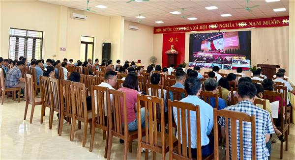 XÃ KHÚC THỪA DỤ THAM DỰ HỘI NGHỊ TRỰC TUYẾN TOÀN QUỐC NGHIÊN CỨU, HỌC TẬP, QUÁN TRIỆT VÀ TRIỂN KHAI THỰC HIỆN MỘT SỐ NGHỊ QUYẾT, CHỈ THỊ CỦA BỘ CHÍNH TRỊ