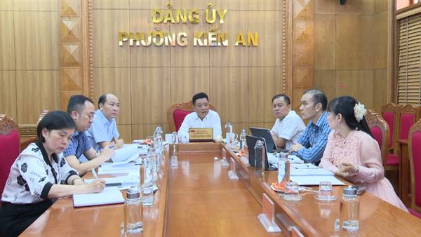 Hội nghị Thường trực Đảng uỷ phường nghe và cho ý kiến về dự kiến các khu tái định cư phục vụ thực hiện Dự án đường nối Quốc lộ 5 – Quốc lộ 10