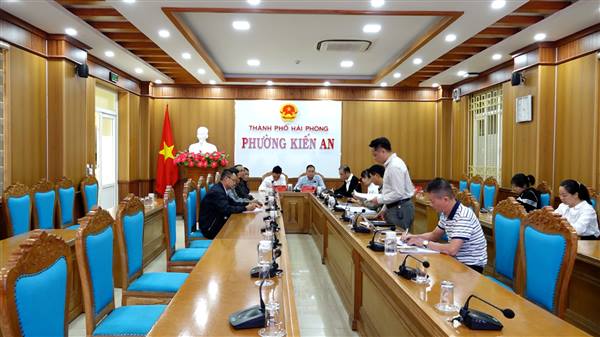 UBND phường tổ chức đối thoại với hộ ông Hoàng Văn Thắng, vợ là bà Nguyễn Thị Lụa (Tổ dân phố Đống Khê 2)