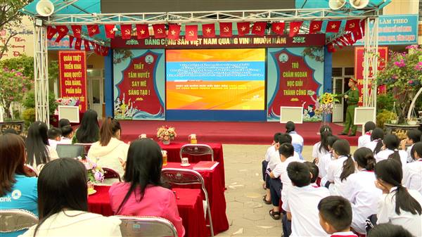 Trường THCS Trần Hưng Đạo tổ chức tuyên truyền an toàn giao thông, phòng chống ma túy; tuyên truyền, vận động thu hồi, phòng ngừa, đấu tranh với tội phạm và vi phạm pháp luật về vũ khí, vật liệu nổ, công cụ hỗ trợ và pháo