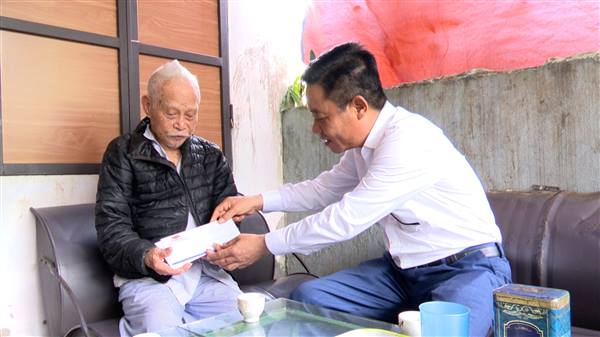 Đảng ủy, Hội đồng nhân dân, Ủy ban nhân dân, Ủy ban Mặt trận Tổ quốc Việt Nam phường Kiến An tổ chức các đoàn đến thăm, tặng quà người cao tuổi nhân ngày quốc tế người cao tuổi 1/10