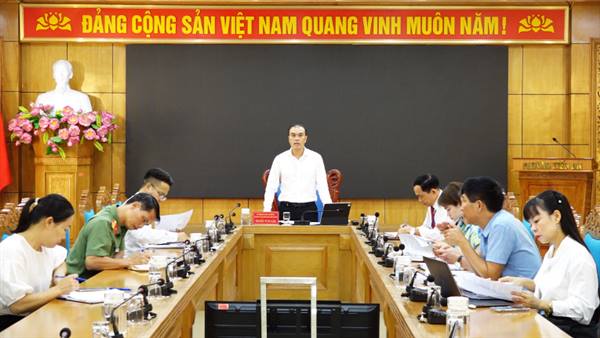 UBND phường họp nghe báo cáo công tác chuẩn bị cưỡng chế thu hồi đất hộ ông Hoàng Văn Thắng, vợ là bà Nguyễn Thị Lụa phục vụ Dự án Khu đô thị mới và chỉnh trang đô thị phường Đồng Hoà, quận Kiến An (nay là phường Kiến An)