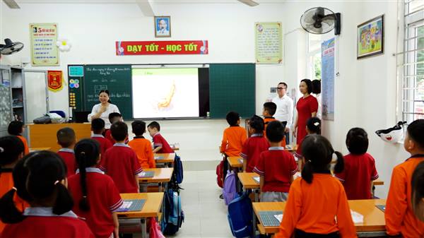 Đoàn Giám sát theo Quyết định số 12/QĐ-BKTNS của Ban Kinh tế - Ngân sách Hội đồng nhân dân phường giám sát việc mua sắm, quản lý và sử dụng tài sản, trang thiết bị tại trường Tiểu học Nguyễn Du