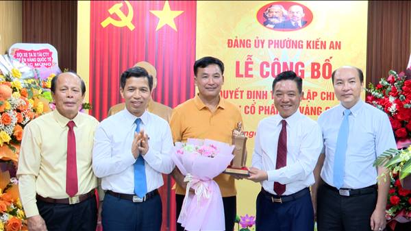 Lễ công bố Quyết định thành lập Chi bộ Công ty Cổ phần Én Vàng Quốc tế