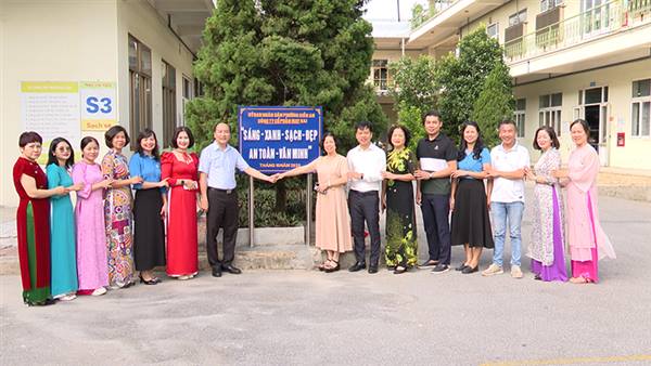 Công đoàn phường Kiến An gắn biển mô hình “Sáng – xanh – sạch – đẹp – an toàn – văn minh” tại Công ty Cổ phần May Hai