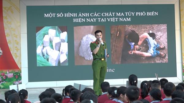 Trường Tiểu học Nguyễn Du tuyên truyền giáo dục pháp luật về phòng chống ma túy cho học sinh toàn trường