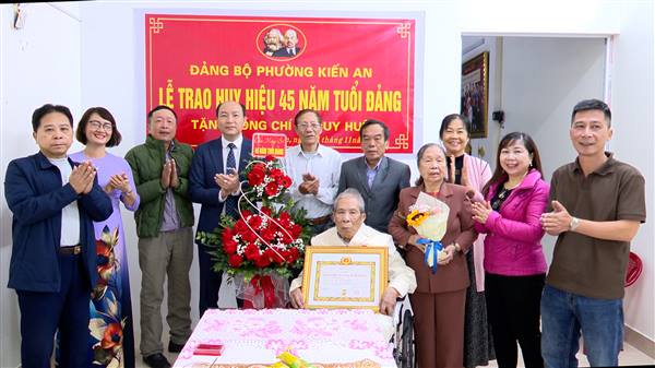 Đồng chí Nguyễn Thiện Kim – Phó Bí thư Thường trực Đảng uỷ phường trao tặng Huy hiệu Đảng tại nhà đảng viên Lê Huy Huê (Chi bộ tổ dân phố Trần Thành Ngọ 3)
