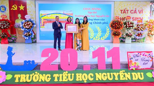 Đồng chí Nguyễn Phong Doanh – Phó Bí thư Đảng ủy, Chủ tịch UBND phường dự Kỷ niệm 43 năm ngày Nhà giáo Việt Nam và đón nhận Bằng khen của Thủ tướng Chính phủ tại trường Tiểu học Nguyễn Du