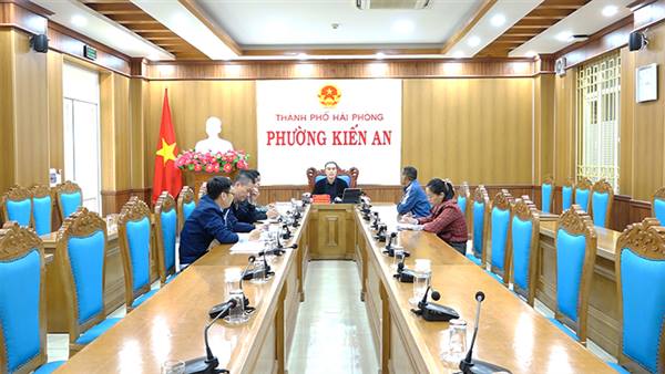 Ủy ban nhân dân phường làm việc với ông Hoàng Văn Thắng là thân nhân có phần mộ chưa di chuyển nằm trong chỉ giới thu hồi thực hiện Dự án đầu tư xây dựng Đường Vành Đai 2 ( Đoạn tuyến Tân Vũ – Hưng Đạo – Bùi Viện)