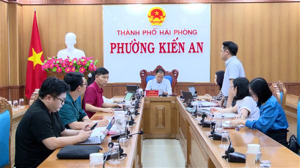 Ủy ban nhân dân phường họp giao ban với các phòng, đơn vị thuộc phường triển khai các nhiệm vụ trọng tâm tháng 11/2025