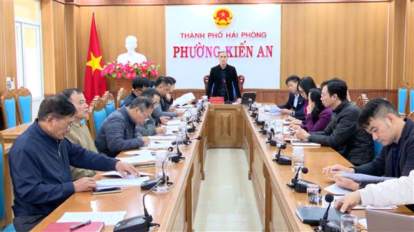 Ủy ban nhân dân phường họp nghe báo cáo kế hoạch tổ chức cưỡng chế các trường hợp vi phạm trật tự xây dựng trên địa bàn phường