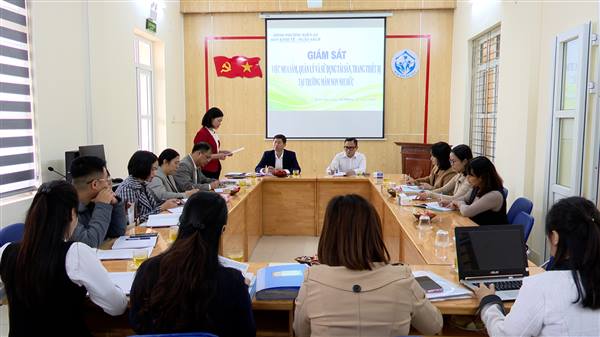 Đoàn Giám sát theo Quyết định số 12/QĐ-BKTNS của Ban Kinh tế - Ngân sách Hội đồng nhân dân phường giám sát việc mua sắm, quản lý và sử dụng tài sản, trang thiết bị tại trường mầm non Nhi Đức