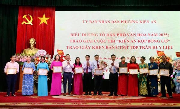 UBND phường trao giải cuộc thi “Kiến An rợp bóng cờ” 