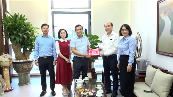 Phường Kiến An thăm, chúc mừng Sở Giáo dục và Đào tạo thành phố, một số cơ sở giáo dục trên địa bàn phường nhân kỷ niệm 43 năm Ngày Nhà giáo Việt Nam