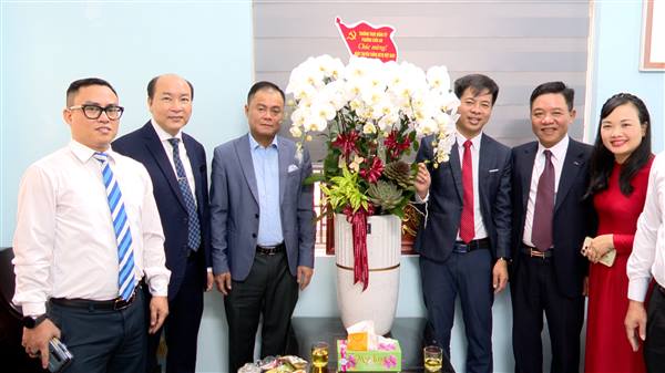 Các đồng chí lãnh đạo Đảng uỷ, HĐND, UBND phường chúc mừng Uỷ ban Mặt trận Tổ quốc Việt Nam phường nhân kỷ niệm 95 năm Ngày thành lập Mặt trận Dân tộc Thống nhất Việt Nam - Ngày truyền thống Mặt trận Tổ quốc Việt Nam