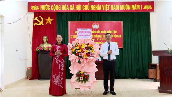 Đồng chí Trần Thị Phương – Uỷ viên Ban Thường vụ Đảng uỷ phường, Phó Chủ tịch UBND phường dự Ngày hội Đại đoàn kết toàn dân tộc tại Tổ dân phố Trữ Khê 1