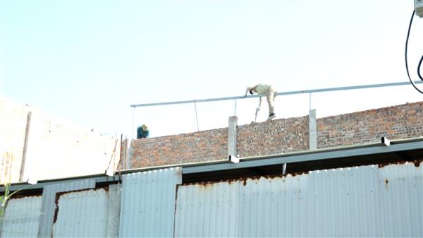 02 hộ dân tự nguyện tháo dỡ công trình vi phạm