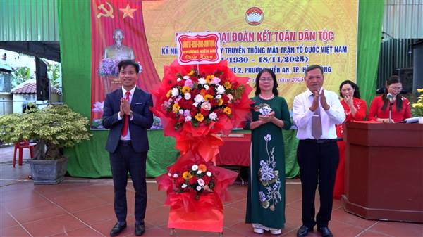 Đồng chí Vũ Xuân Phúc – Uỷ viên Ban Thường vụ Đảng uỷ phường, Chủ tịch Uỷ ban Mặt trận Tổ quốc Việt Nam phường dự Ngày hội Đại đoàn kết toàn dân tộc tại Tổ dân phố Đống Khê 2 