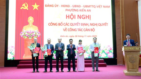 Hội nghị công bố các Quyết định, Nghị quyết của Ban Thường vụ Đảng uỷ phường, Thường trực Hội đồng nhân dân phường, Ủy ban nhân dân phường về công tác cán bộ