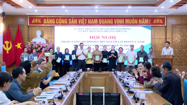 Ủy ban nhân dân phường tặng 38 sổ Bảo hiểm xã hội tự nguyện cho người có hoàn cảnh khó khăn thuộc hộ cận nghèo trên địa bàn