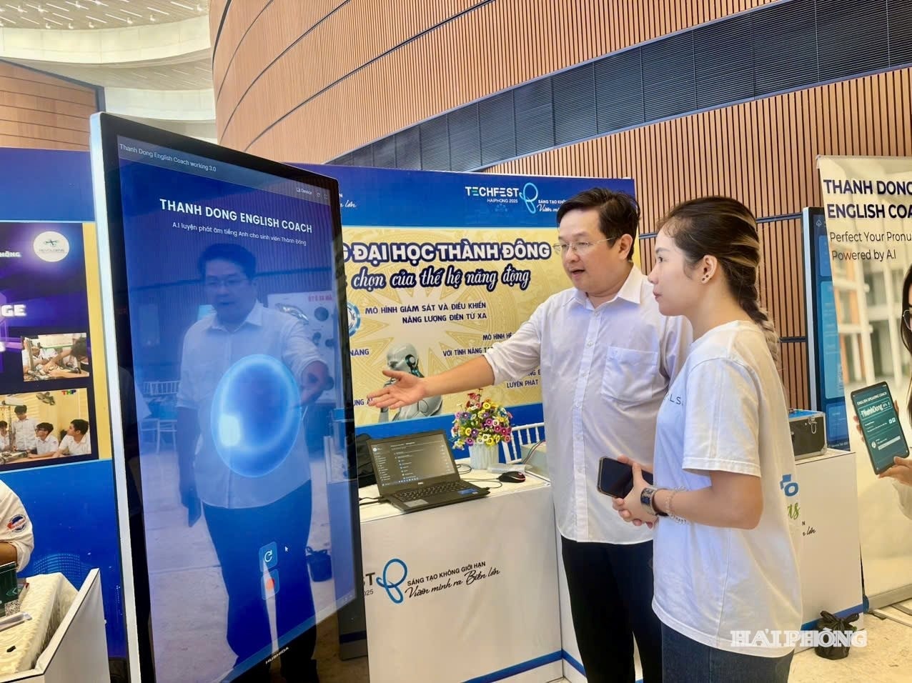 Mô hình luyện phát âm và giao tiếp bằng AI tại sự kiện Techfest Hai Phong 2025. Ảnh minh họa