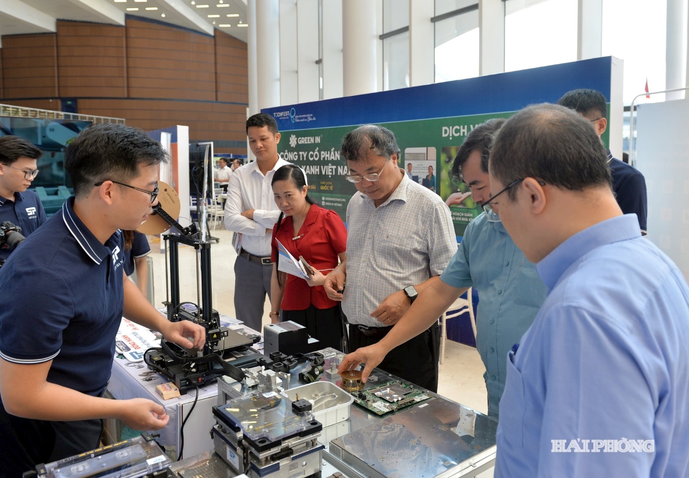 Các đại biểu tham quan trưng bày tại TECHFEST Hải Phòng 2025